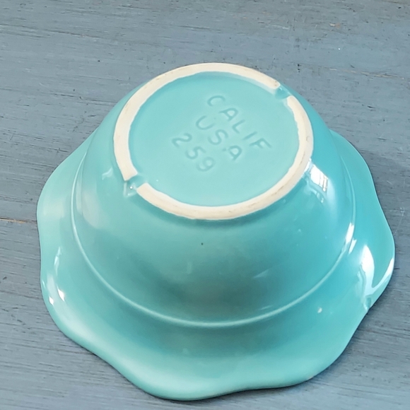 Vintage USA Pottery Bowl - Picture 6 of 7